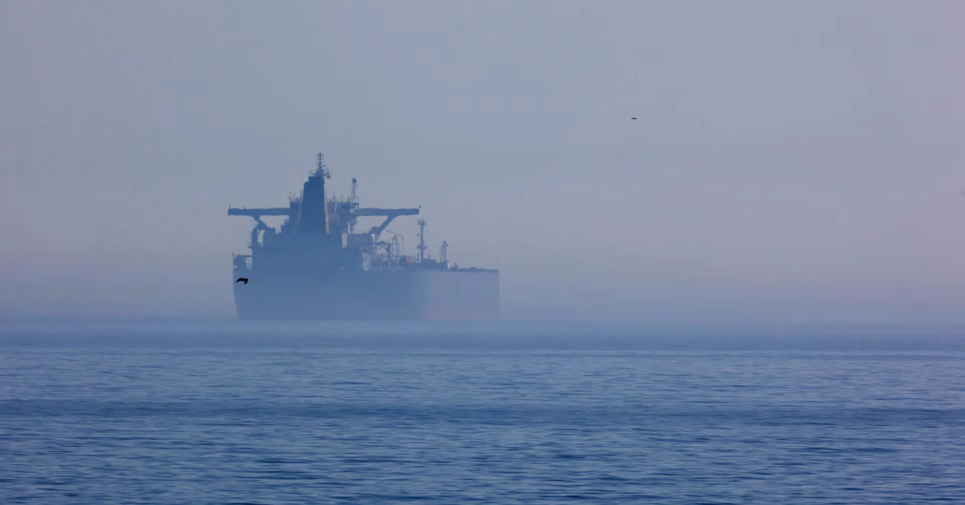 Зростання вартості страхування суден у Чорному морі після ударів України по тіньовому флоту РФ та ризики для світової торгівлі